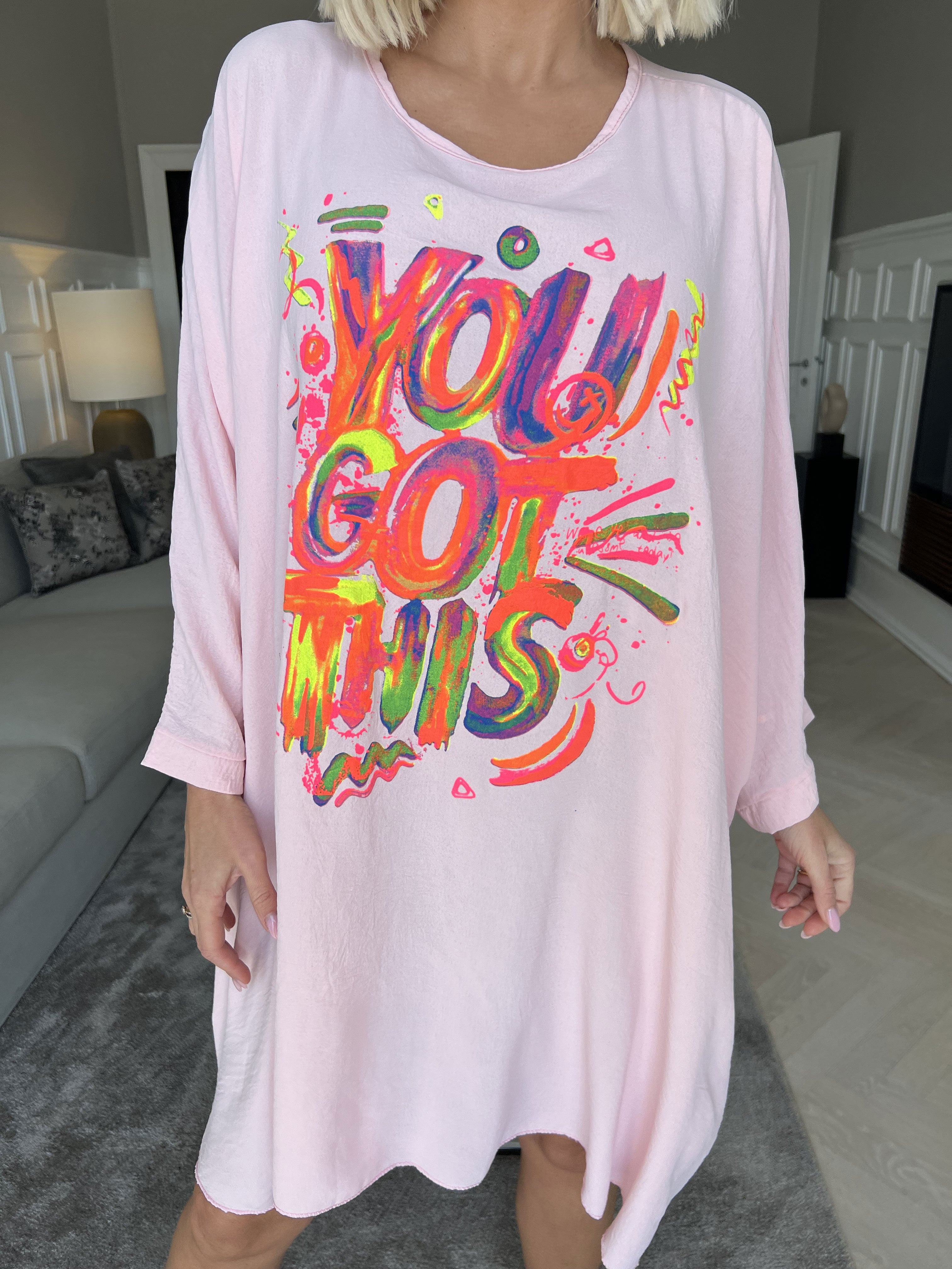 Mika - Oversize viscose kjole med motiv foran